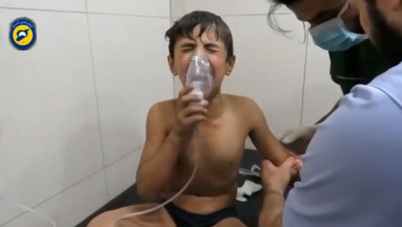 © Reuters. A still image taken on September 7, 2016 from a video posted on social media said to be shot in Aleppo's Al Sukari on September 6, 2016, shows a boy breathing with an oxygen mask inside a hospital, after a suspected chlorine gas attack