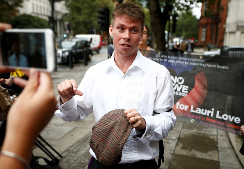 © Reuters. Lauri Love speaks to members of the media as he arrives for his extradition hearing at Westminster Magistrates' Court in London
