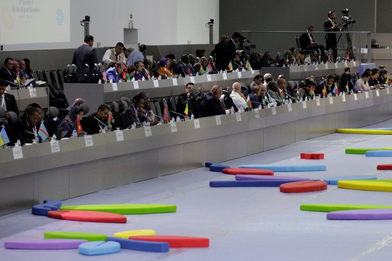 © Reuters. A general view shows foreign ministers and delegation members attending the 17th Non-Aligned Summit in Porlamar