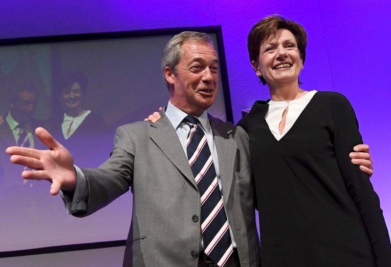 © Reuters. Nigel Farage, the outgoing leader of the United Kingdom Independence Party, congratulates new leader Diane James, at the party's annual conference in Bournemouth