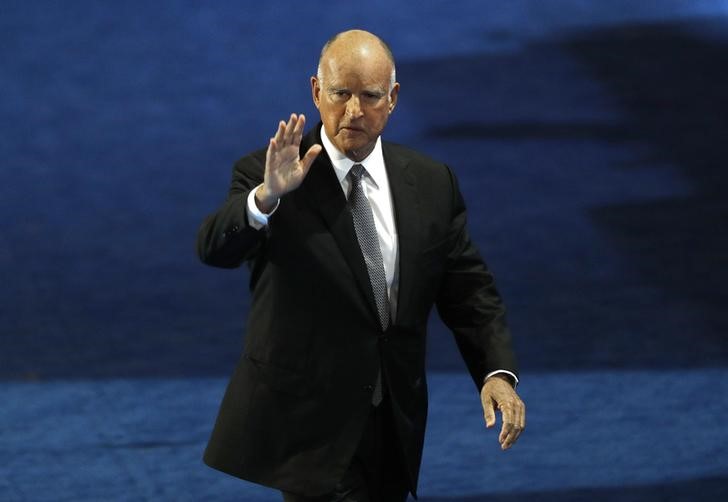 © Reuters. California Governor Jerry Brown leaves the stage at the Democratic National Convention in Philadelphia