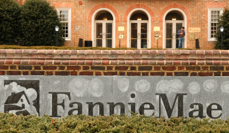 © Reuters. A man stands outside Fannie Mae in Washington