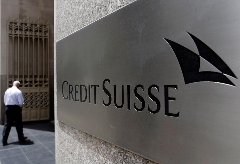 © Reuters. A man enters the Credit Suisse offices in the Manhattan borough of New York