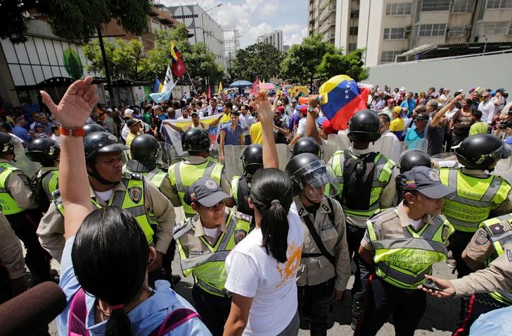 © Reuters. Manifestantes fazem protesto na Venezuela contra Maduro