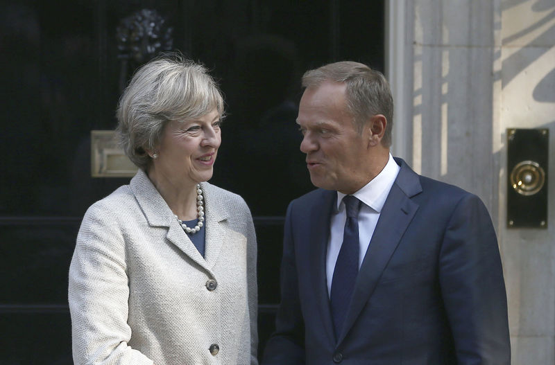 © Reuters. Britain's Prime Minister Theresa May (L) greets European Council President Donald Tusk in Downing Street in London