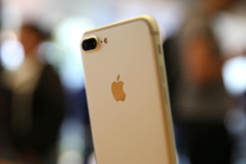 © Reuters. The new iPhone 7 smartphone is displayed inside an Apple Inc. store in Los Angeles