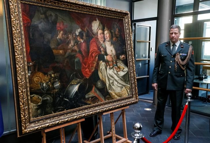© Reuters. أوكرانيا تسلم هولندا خمس لوحات فنية سرقت من متحف في 2005