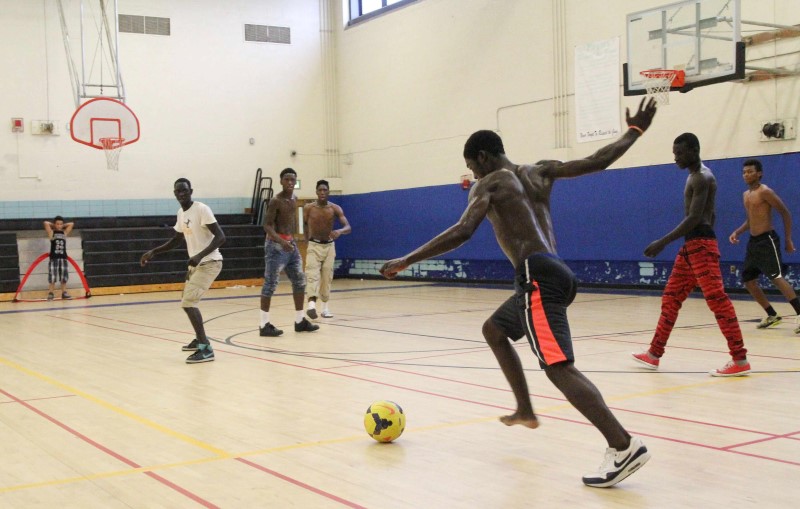 © Reuters. El fútbol ayuda a jóvenes refugiados a comenzar una nueva vida en EEUU
