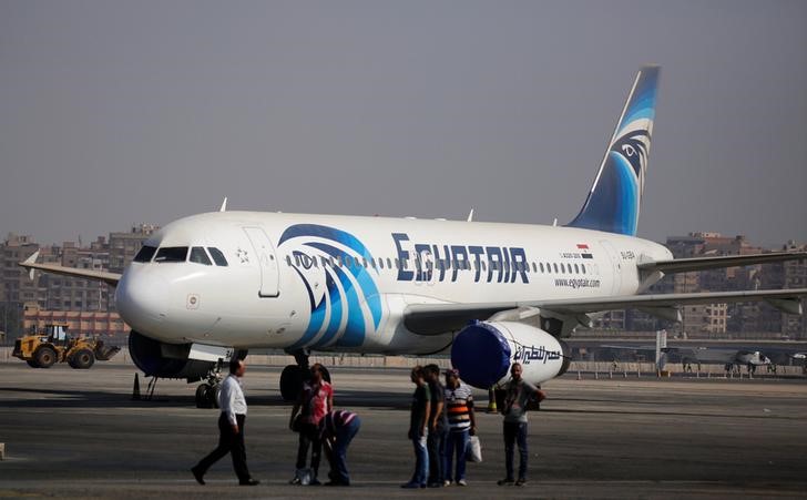 © Reuters. مصادر مصرية تنفي تقريرا عن عرقلة عمل محققين فرنسيين في حادث مصر للطيران