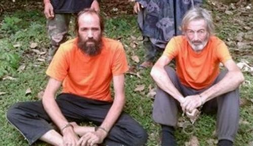 © Reuters. Hostages Canadian national Robert Hall and Norwegian national Kjartan Sekkingstad are seen in this undated picture released to local media, in Jolo