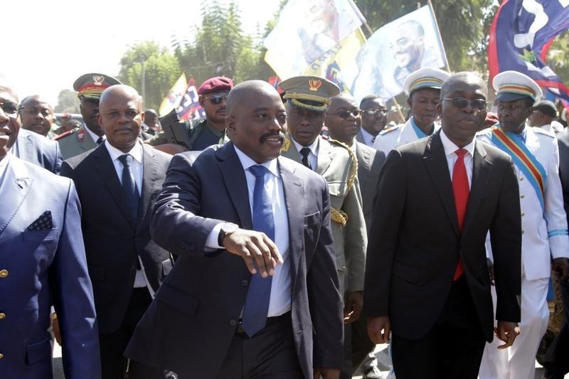 © Reuters. Democratic Republic of the Congo's President Kabila greets supporters as he arrives at the airport in Lubumbashi, the capital of Katanga province in the DRC