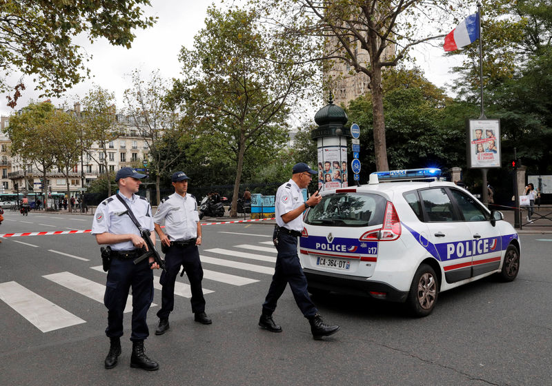 © Reuters. VASTE OPÉRATION DE POLICE À PARIS APRÈS UNE FAUSSE ALERTE