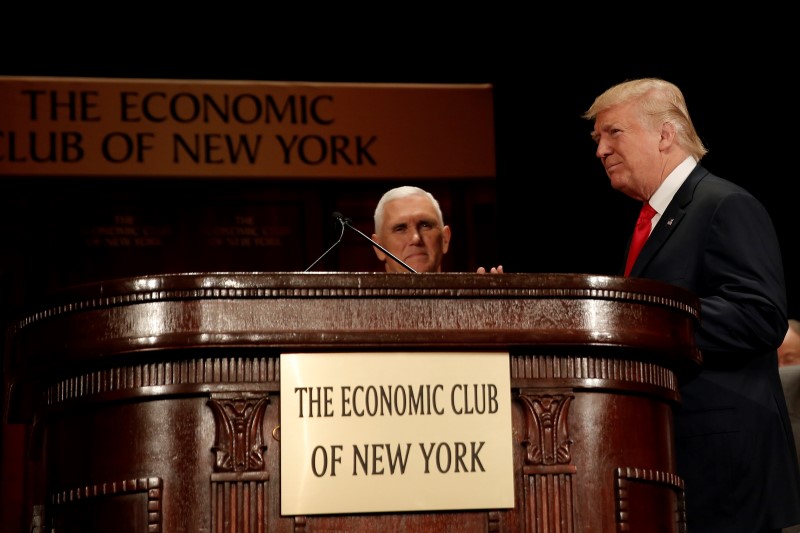 © Reuters. Republican presidential nominee Donald Trump is introduced by vice presidential nominee Indiana Governor Mike Pence to speak to the Economic Club of New York luncheon in Manhattan
