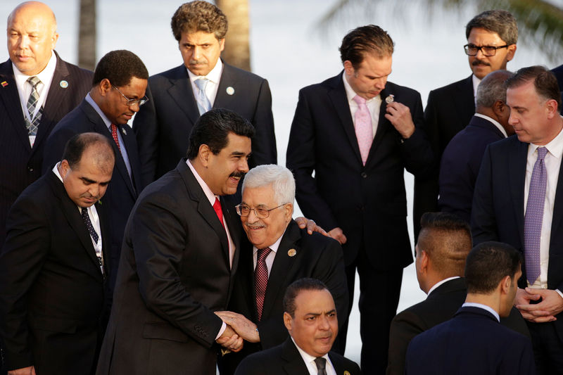 © Reuters. Venezuela's President Nicolas Maduro shakes hands with Palestinian President Mahmoud Abbas as they arrive for a family photo during the 17th Non-Aligned Summit in Porlamar