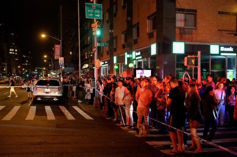 © Reuters. Transeuntes miran tras un cordón policial cerca del sitio de una explosión en Manhattan, en Estados Unidos