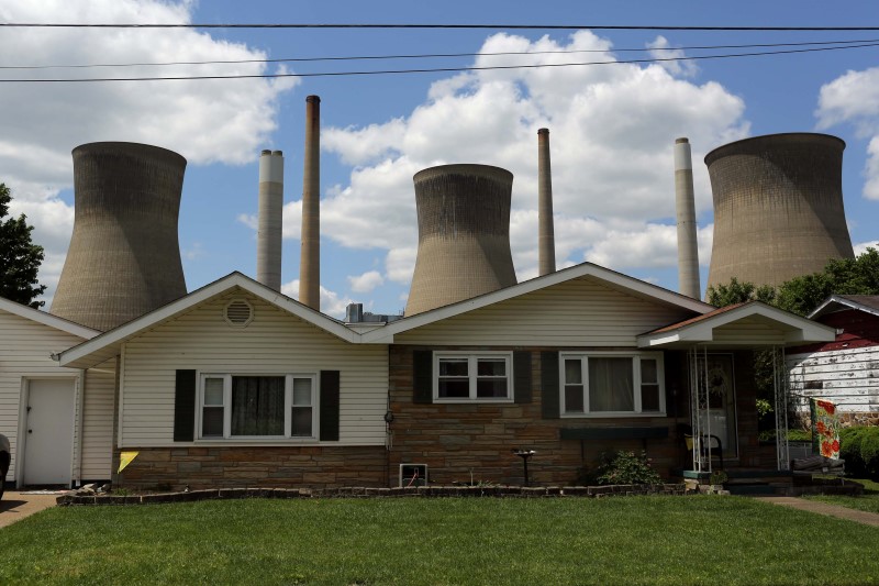 © Reuters. The John Amos coal-fired power plant is seen behind a home in Poca