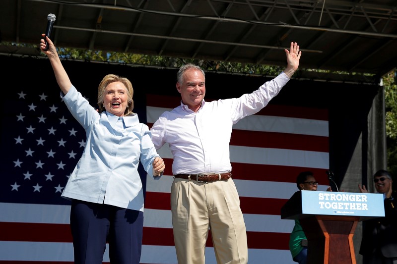 © Reuters. U.S. Democratic presidential candidate Hillary Clinton is joined by her running mate, vice-presidential candidate and U.S. Senator Tim Kaine, during a campaign stop at the 11th Congressional District Labor Day Parade and Festival in Cleveland