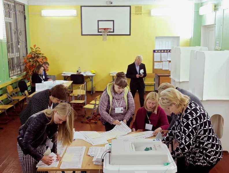 © Reuters. نتائج أولية: حصول الحزب الحاكم في روسيا على 51% من الأصوات في الانتخابات البرلمانية