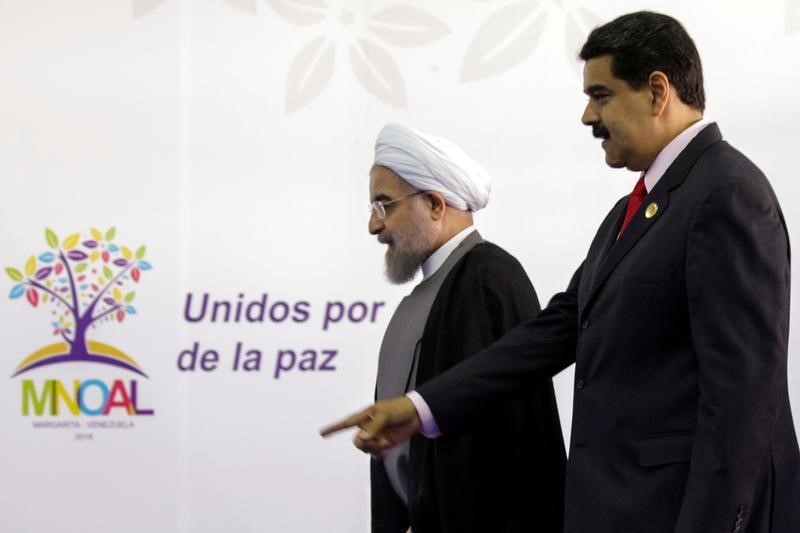 © Reuters. Venezuela's President Nicolas Maduro welcomes Iranian President Hassan Rouhani to the 17th Non-Aligned Summit in Porlamar