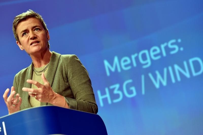 © Reuters. European Commissioner for Violation of EU Treaties Vestager gestures during a news conference on the approval of the Hutchison-Vimpelcom deal at the EC in Brussels