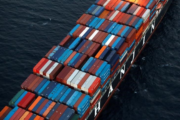 © Reuters. A Hanjin Shipping Co ship is seen stranded outside the Port of Long Beach