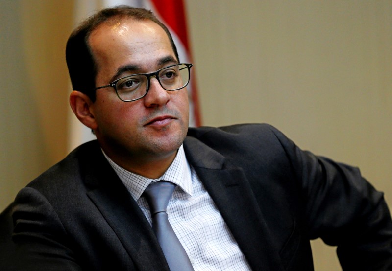 © Reuters. Ahmed Kojak, deputy finance minister for monetary policy, speaks during a news conference at the headquarters of the Ministry of Finance in Cairo