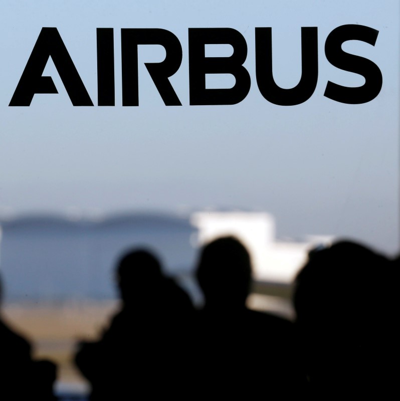 © Reuters. People speak together near a logo of Airbus Group during the Airbus annual news conference in Colomiers, near Toulouse