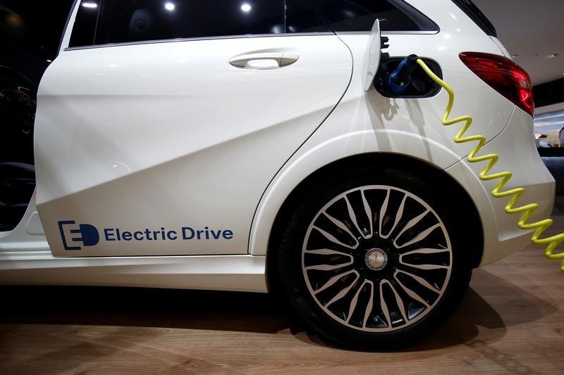 © Reuters. The Mercedes B-Class Electric Drive is presented during the media day at the Frankfurt Motor Show in Frankfurt