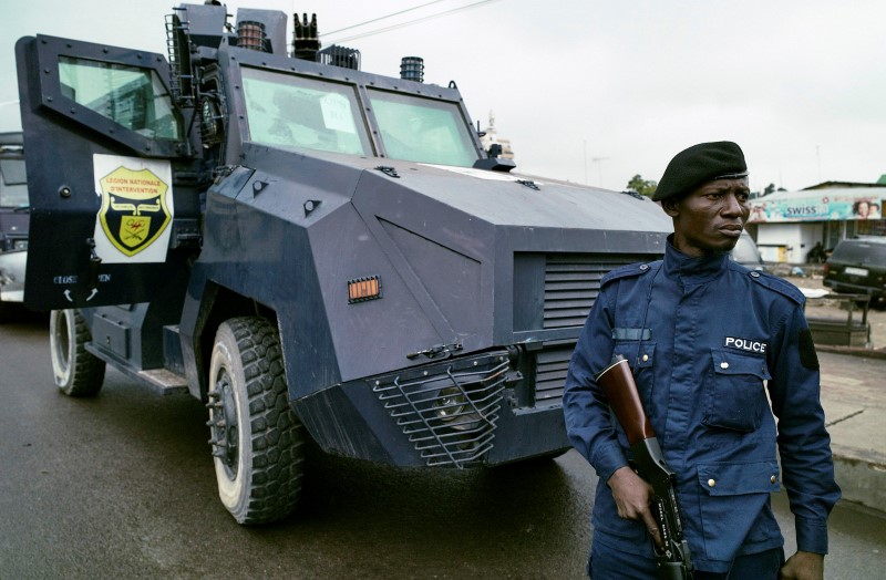 © Reuters. A Congolese policeman patrols as opposition activists march to press President Joseph Kabila to step down in the DRC's capital Kinshasa