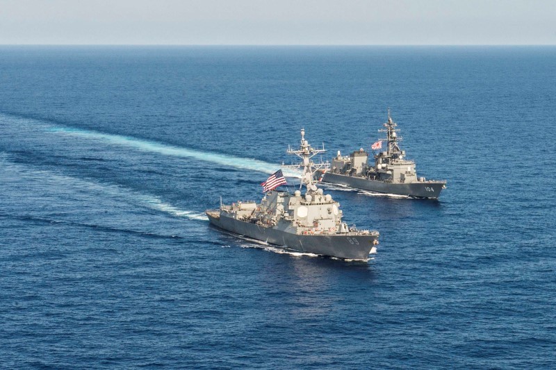 © Reuters. Arleigh Burke-class guided-missile destroyer USS Mustin (DDG 89) transits in formation with Japan Maritime Self-Defense Force ship JS Kirisame (DD 104) during bilateral training in South China Sea