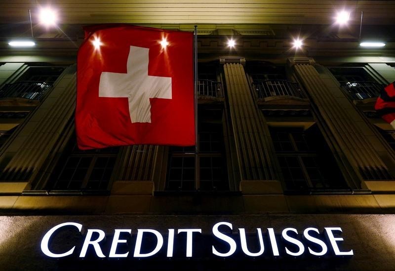 © Reuters. Logo of Swiss bank Credit Suisse seen below the Swiss national flag at a building in the Federal Square in Bern