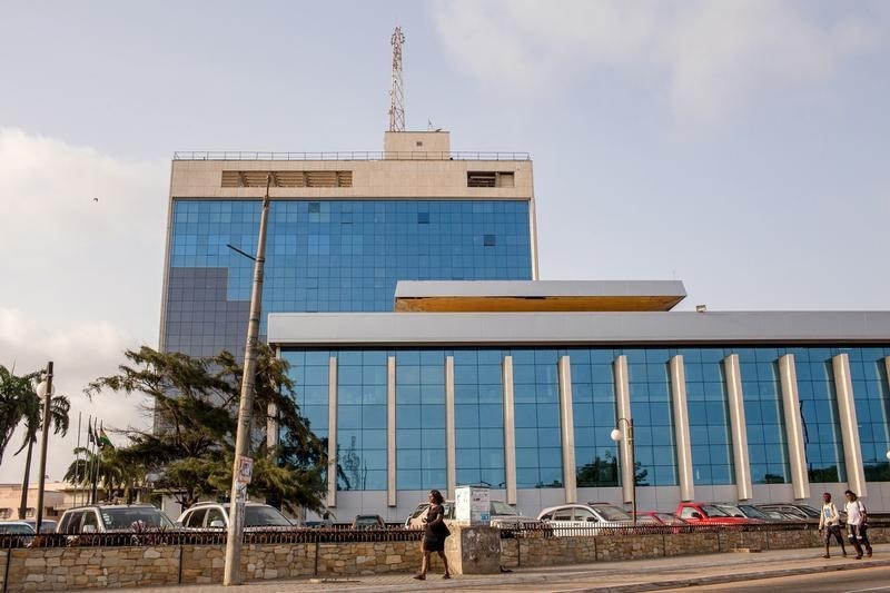 © Reuters. Pedestrians walk in front of Ghana's central bank building in Accra