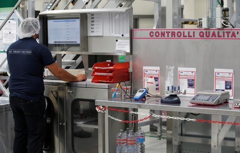 © Reuters. Un lavoratore nell'impianto Nestlé Vera di Castrocielo