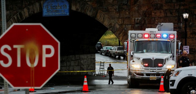 © Reuters. Policiais vistos em área onde artefato explosivo foi deixado em Elizabeth, Nova Jersey