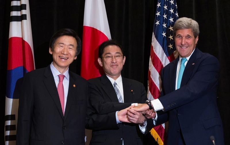 © Reuters. Secretário de Estado norte-americano, John Kerry (direita), durante encontro com Ministro das Relações Exteriores da Coreia do Sul, Yung Byung-se (esquerda), e chanceler japonês, Fumio Kishida