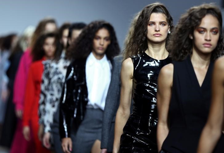 © Reuters. Modelos durante desfile da Topshop na Semana de Moda de Londres