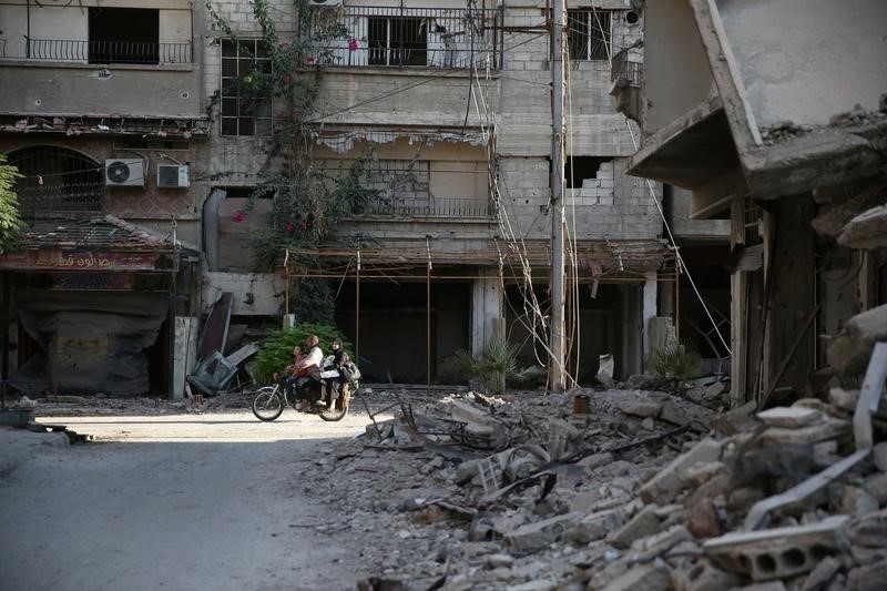 © Reuters. وقف إطلاق النار في سوريا على شفا الانهيار