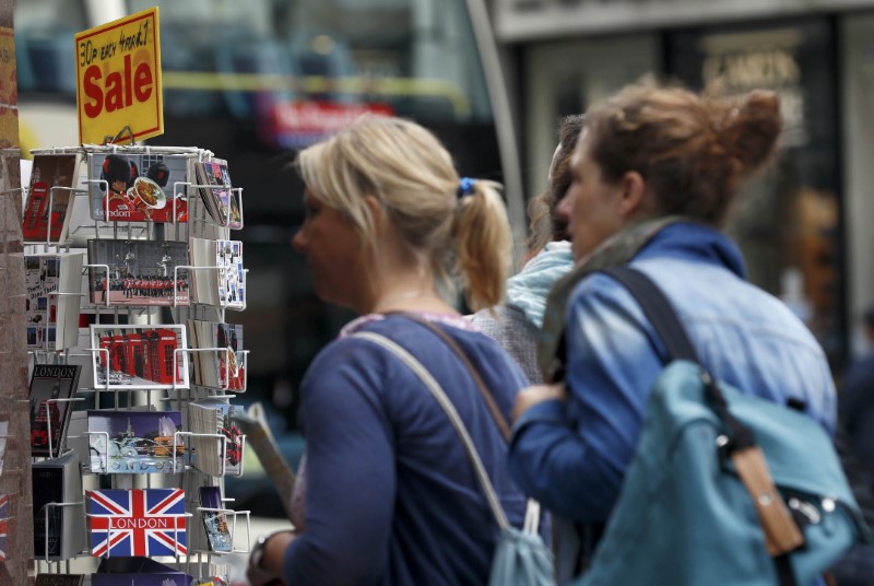 © Reuters. People walk past a souvenir shop in London