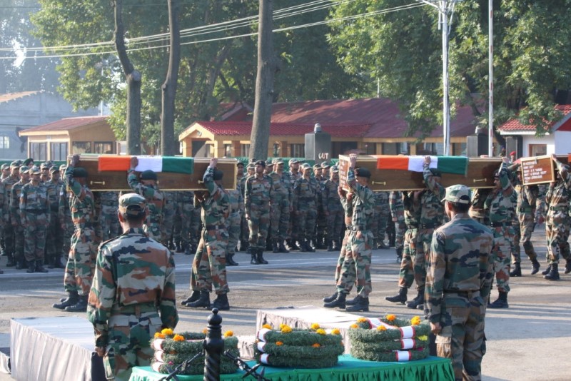 © Reuters. Soldados indianos carregando caixões de militares mortos em ataque no domingo na Caxemira