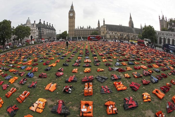 © Reuters. Coletes salva-vidas usados por refugiados em travessia da Turquia para ilha grega de Chois, são vistos na Praça do Parlamento, em Londres, Inglaterra