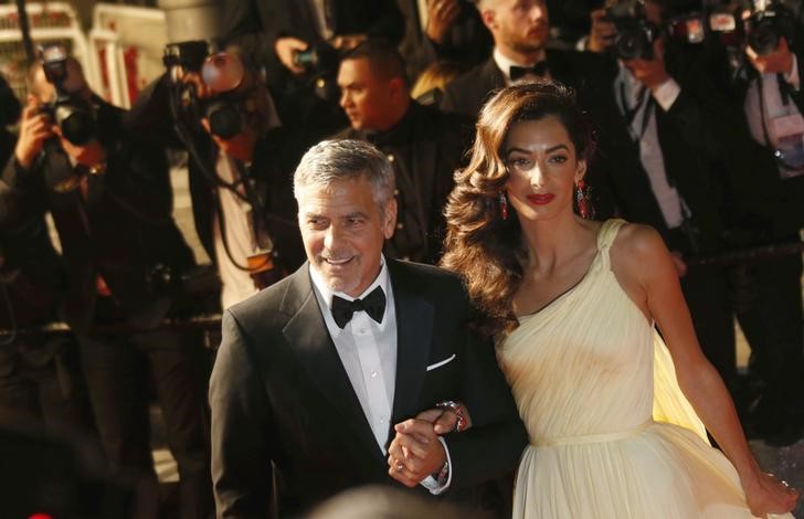 © Reuters. George Clooney e a mulher Amal durante Festival de Cannes