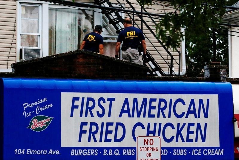 © Reuters. Agentes do FBI fazem busca em local durante investigação sobre Ahmad Khan Rahami