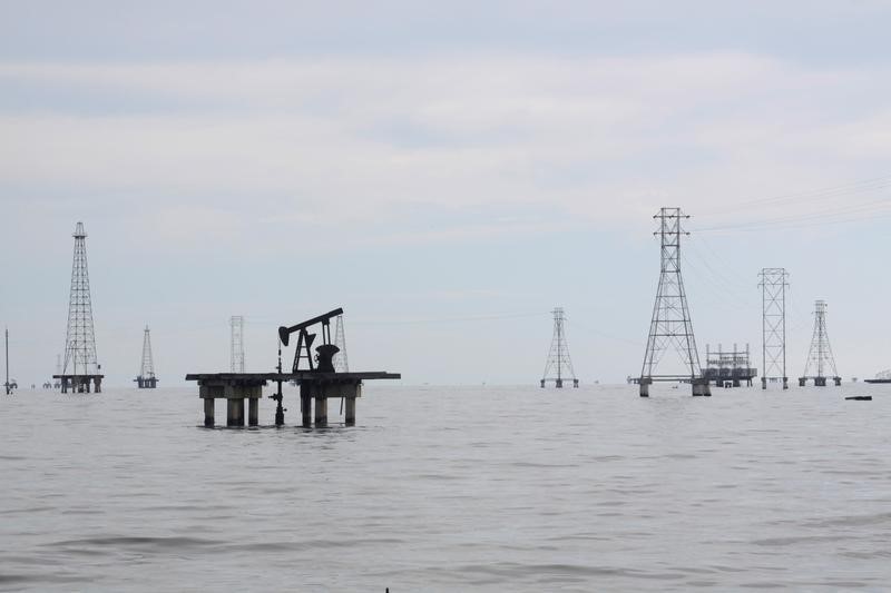© Reuters. An oil pump is seen in Lake Maracaibo