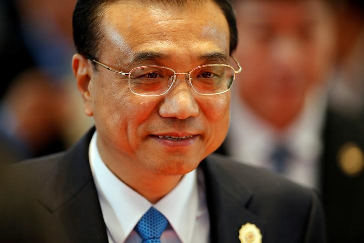 © Reuters. China's Premier Li Keqiang leaves the East Asia Summit in Vientiane
