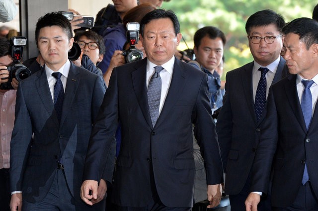 © Reuters. Lotte Group chairman Shin Dong-bin arrives a prosecutor's office in Seoul