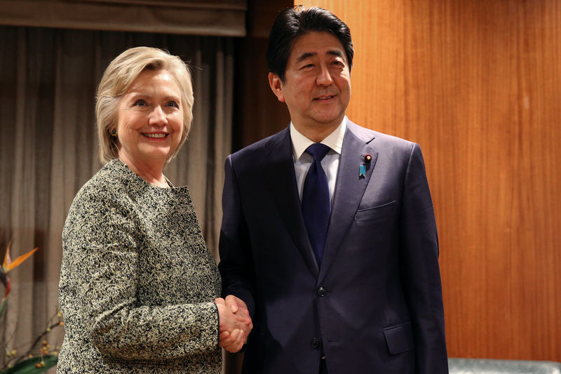 © Reuters. U.S. Democratic presidential candidate Hillary Clinton meets with Japan's Prime Minister Shinzo Abe at a hotel in New York