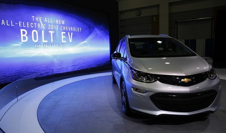 © Reuters. 2017 Chevrolet Bolt EV is seen at the Washington Auto Show in Washington