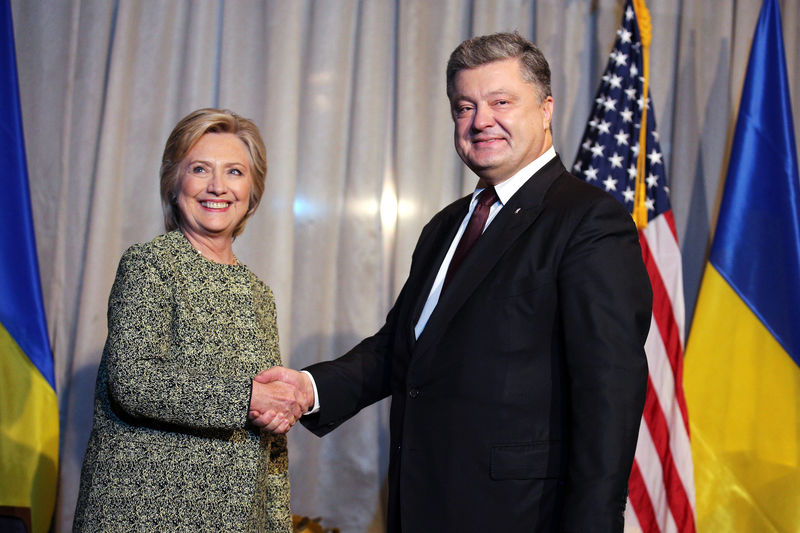 © Reuters. U.S. Democratic presidential candidate Hillary Clinton attends a bilateral meeting with Ukraine's President Petro Poroshenko at a hotel in New York