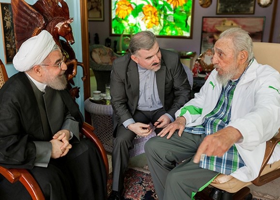 © Reuters. الرئيس الإيراني يجتمع مع الرئيس الكوبي راؤول كاسترو وشقيقه فيدل