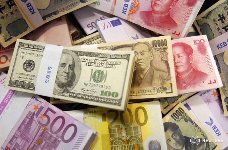 © Reuters. Валюты различных стран в Korea Exchange Bank в Сеуле